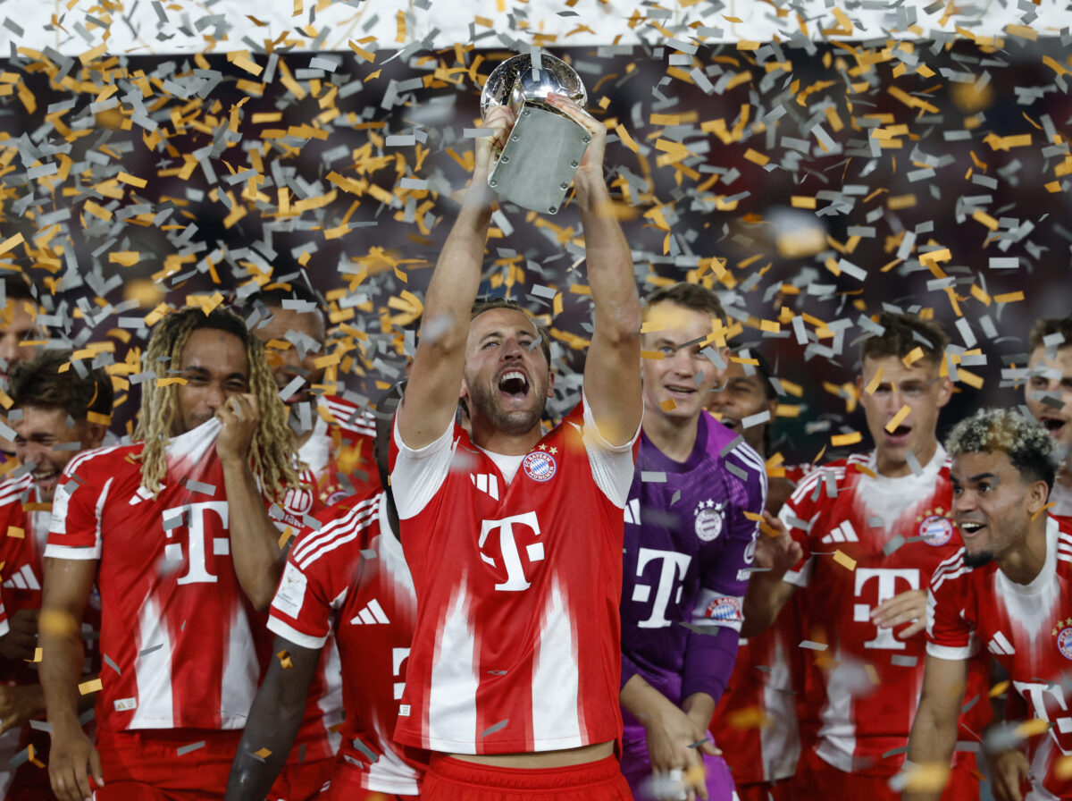 Ο Χάρι Κέιν με το τρόπαιο του Super Cup Γερμανίας