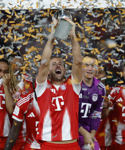 Ο Χάρι Κέιν με το τρόπαιο του Super Cup Γερμανίας