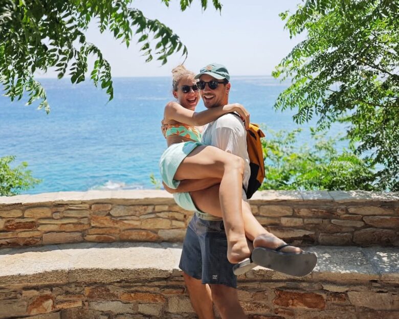Ηλιάνα Μαυρομάτη και Στάθης Κόικας απολαμβάνουν τον έρωτά τους στην Ικαρία – Δείτε φωτογραφίες