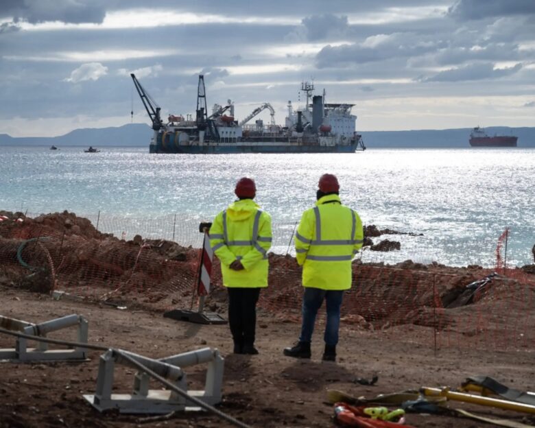 Σύννεφα πάνω από τη νέα ηλεκτρική διασύνδεση Ελλάδας-Ιταλίας