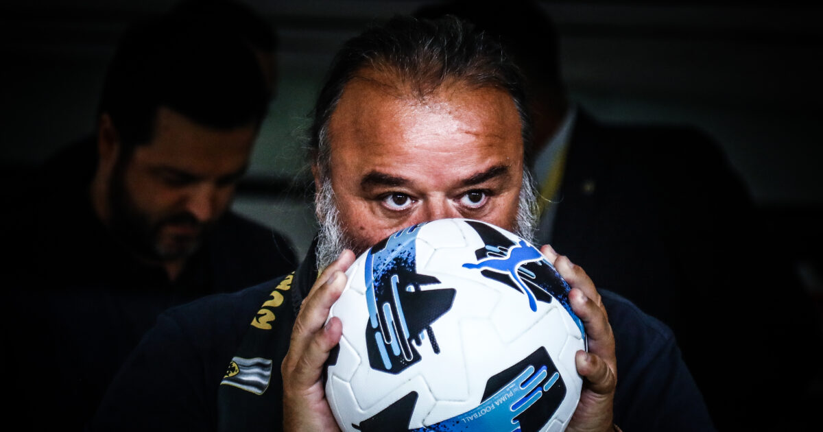 Marios Iliopoulos went down to the court and took the ball of the AEK – Anderlecht match