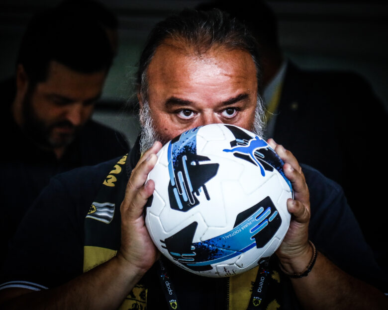 Ο Μάριος Ηλιόπουλος κατέβηκε στο γήπεδο και πήρε την μπάλα του αγώνα ΑΕΚ – Άντερλεχτ