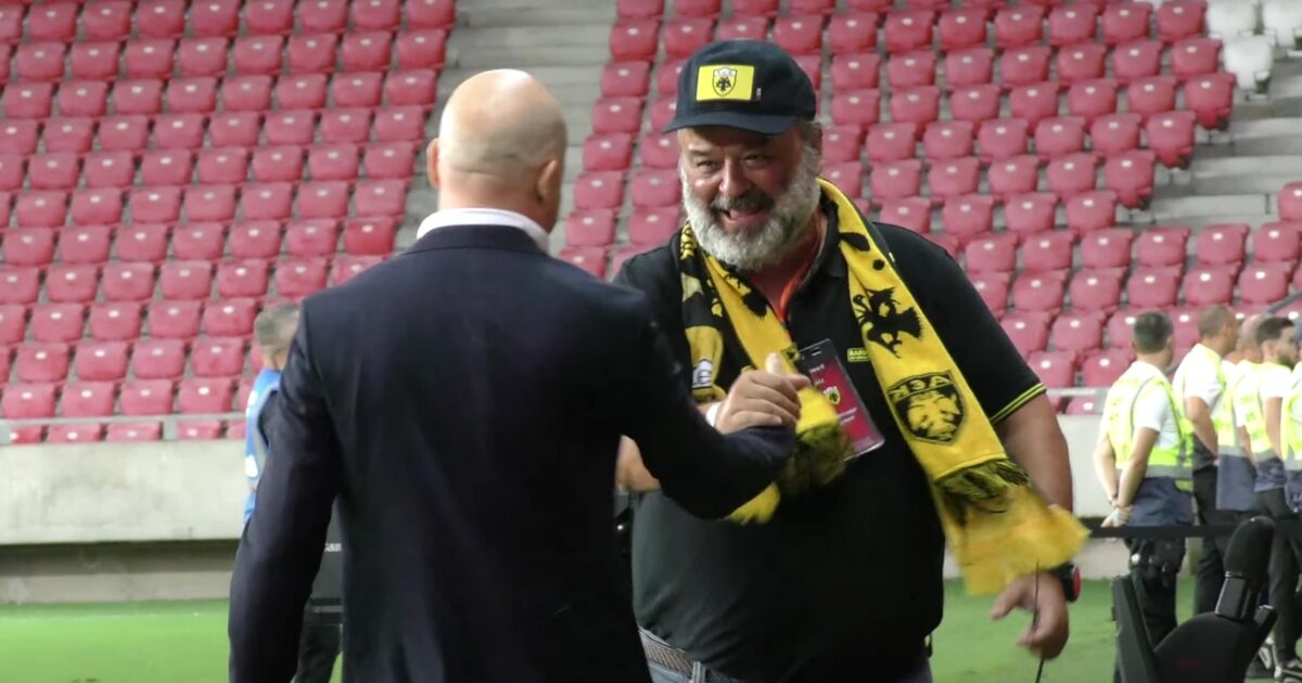 The warm embrace of Marios Iliopoulos and Marco Nikolic stands out from the AEK qualifying side