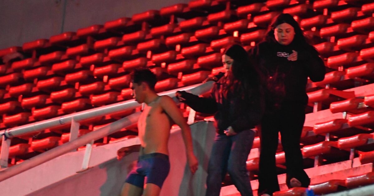 In the operating room the fan who fell from the platform at Independent -Universidad, trying to avoid hooligans