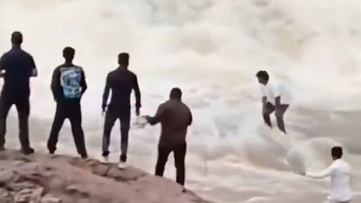 Άνδρας σε ποτάμι