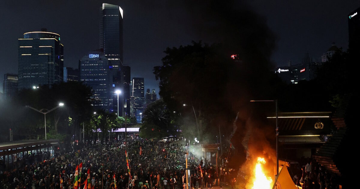 Demonstrations in Indonesia after the deadly driver driver by police – three dead from fire in building