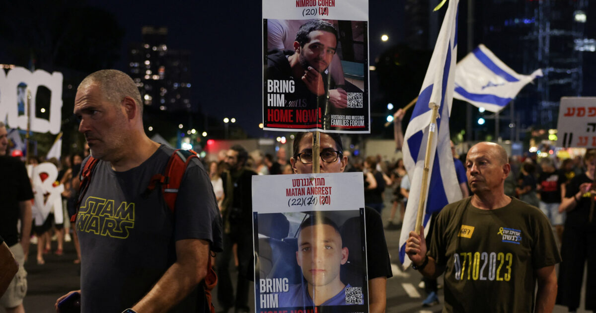 Israel: Homer families demonstrate outside of ministers asking for a truce in Gaza