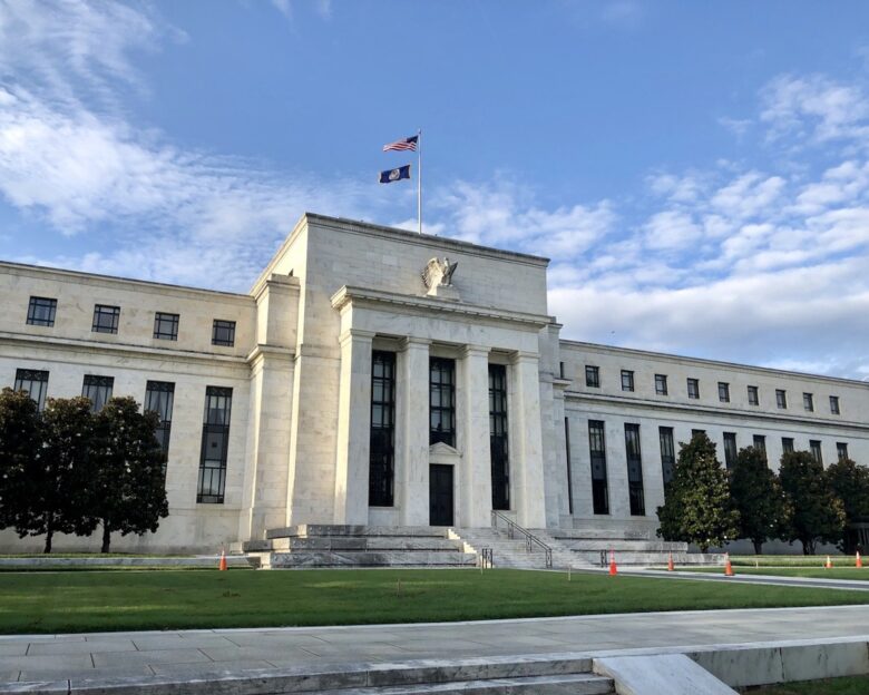 Κασκάρι (Fed): Πιθανόν να χρειαστεί μια μείωση των επιτοκίων βραχυπρόθεσμα
