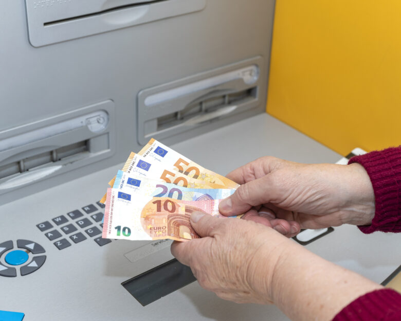 Πώς οι δασμοί Τραμπ και οι εισφορές στις συντάξεις διευκολύνουν την κατάργηση της προσωπικής διαφοράς των Ελλήνων συνταξιούχων