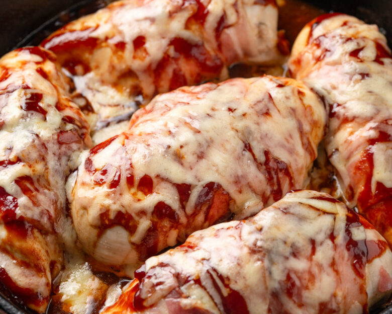 Ψητό στήθος κοτόπουλου με σάλτσα bbq και λιωμένο τυρί