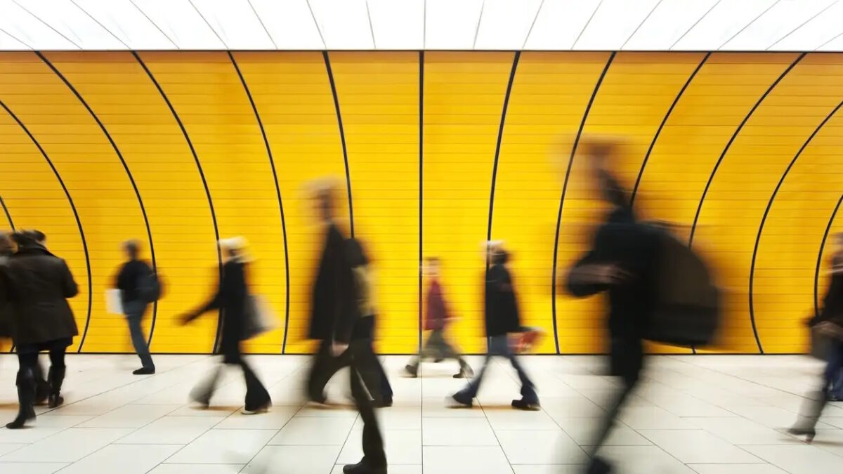 Blurred and defocused people walking