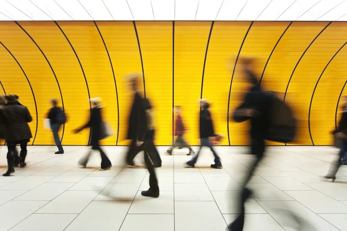 Blurred and defocused people walking