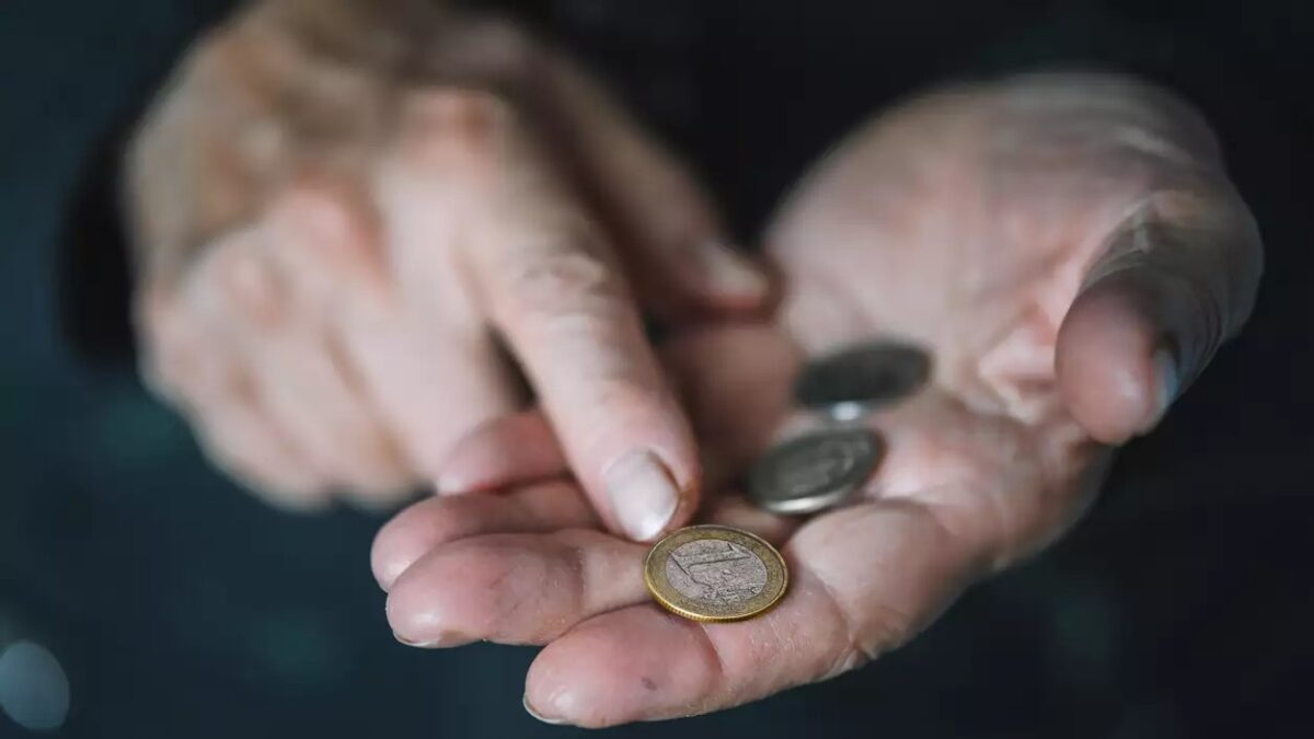 Defocused view to elderly woman counts metal coins, wrinkled female hands close up. Concept of poverty, pension payments, retiree with money. poverty pensioners. old women's hands count coins.
