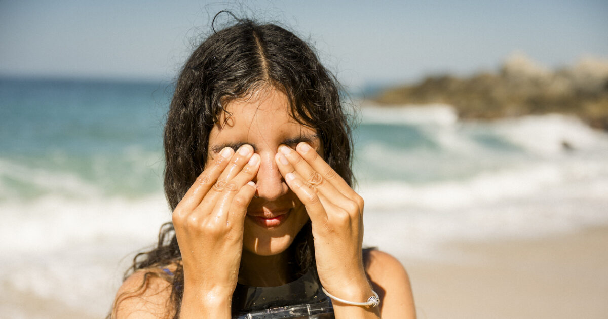 Summer and Injuries to the beach: What to do if you hit or get water or sand in the eyes