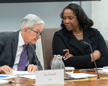 O Πρόεδρος της Fed Τζερόμ Πάουελ με την Διοικήτρια Λίζα Κουκ σε συνεδρίαση της Ομοσπονδιακής Τράπεζας