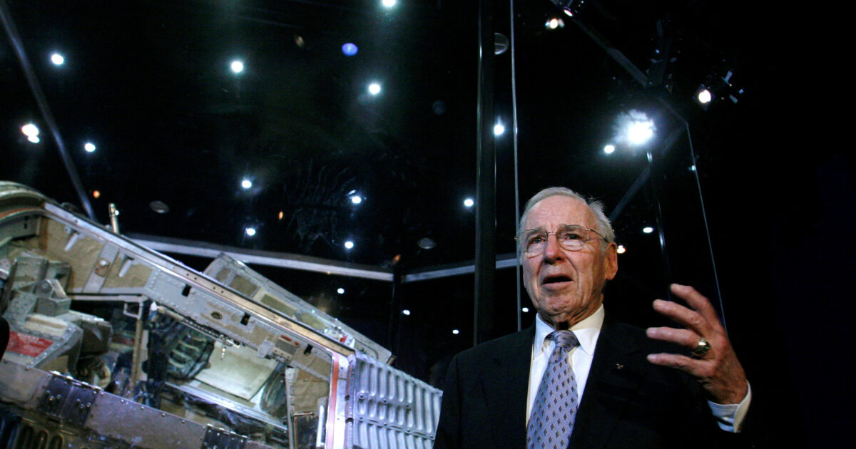 Jim Lobel died at the age of 97, the astronaut behind “Houston, we have a problem”