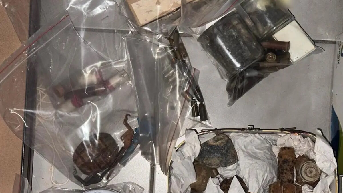 Τα όπλα που βρέθηκαν σε κάδο απορριμμάτων