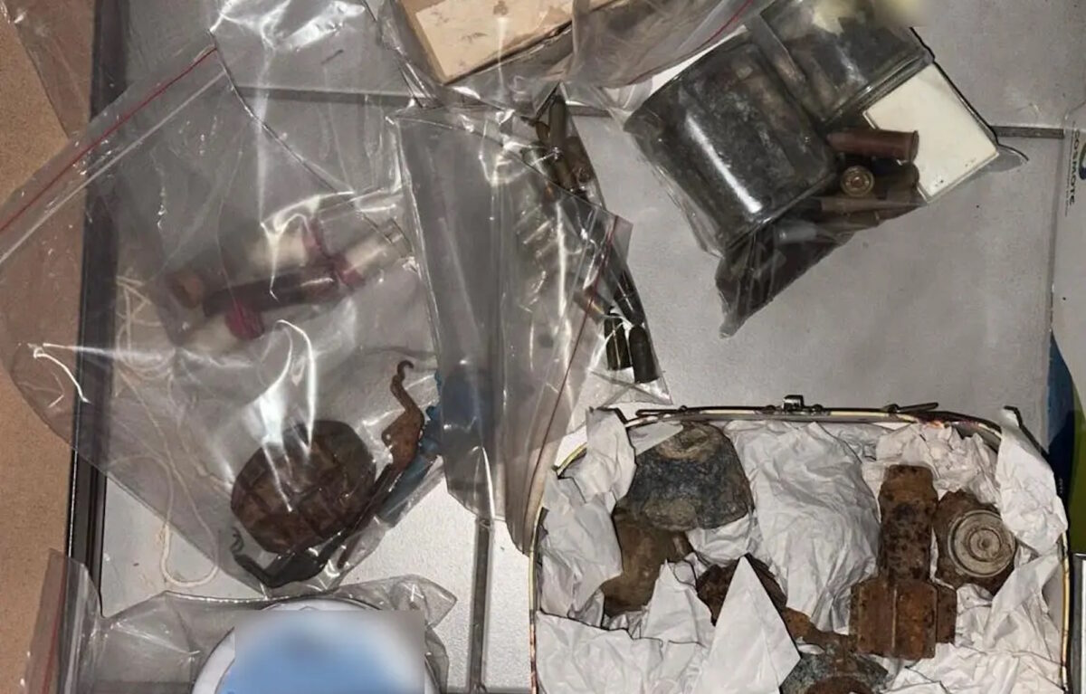 Τα όπλα που βρέθηκαν σε κάδο απορριμμάτων