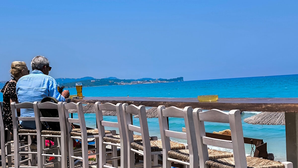 Τραπέζια με θέα τη θάλασσα