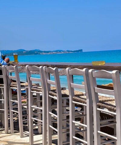 Τραπέζια με θέα τη θάλασσα