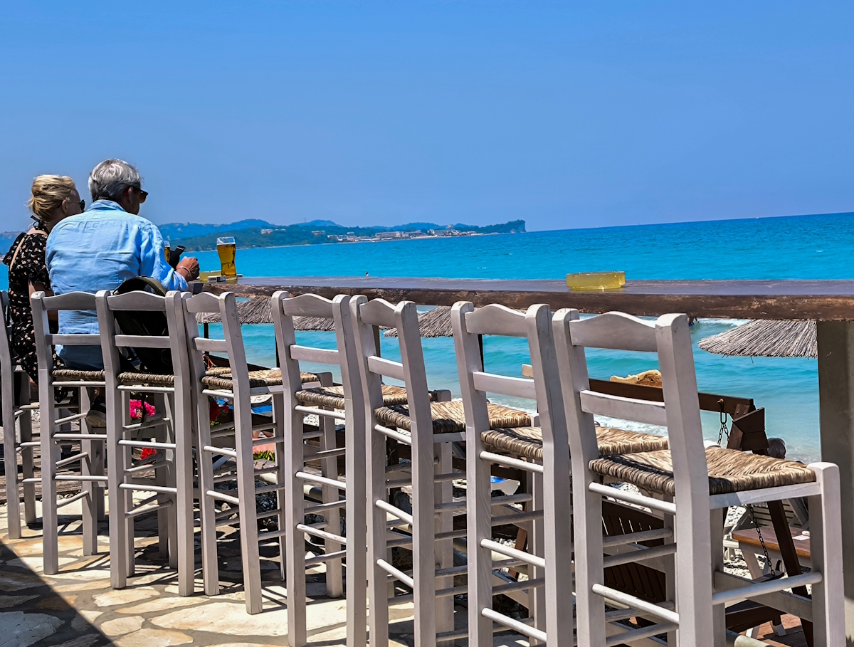 Τραπέζια με θέα τη θάλασσα