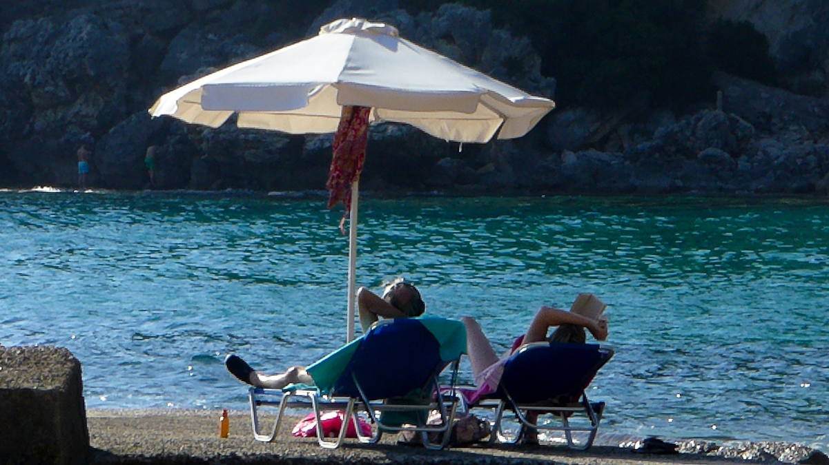 Κόσμος απολαμβάνει το θαλασσινό μπάνιο