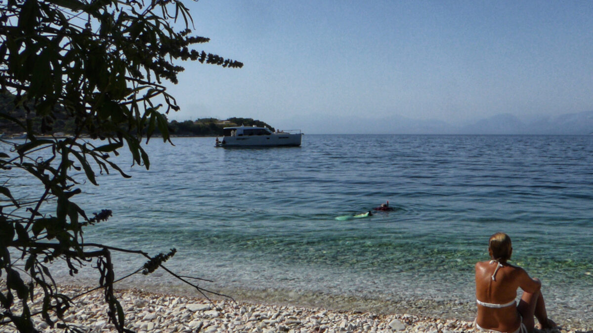Στιγμιότυπο από την παραλία της Ημερολιάς στην Κέρκυρα