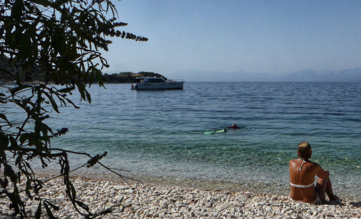 Στιγμιότυπο από την παραλία της Ημερολιάς στην Κέρκυρα