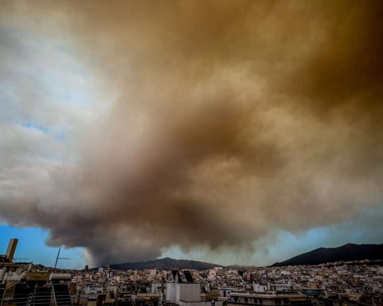 Η φωτιά στην Τουρκία «έπνιξε» με καπνό και καμένο αέρα όλο το Αιγαίο – Δείτε δορυφορικές εικόνες