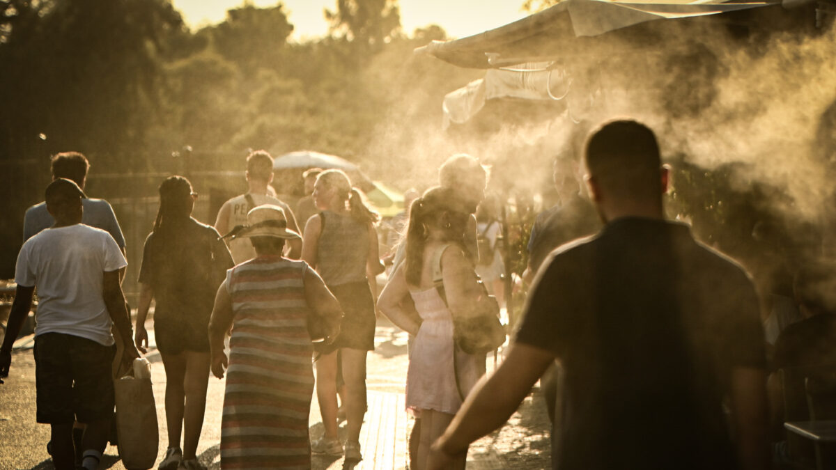 Στιγμιότυπο από το κέντρο της Αθήνας εν μέσω καύσωνα