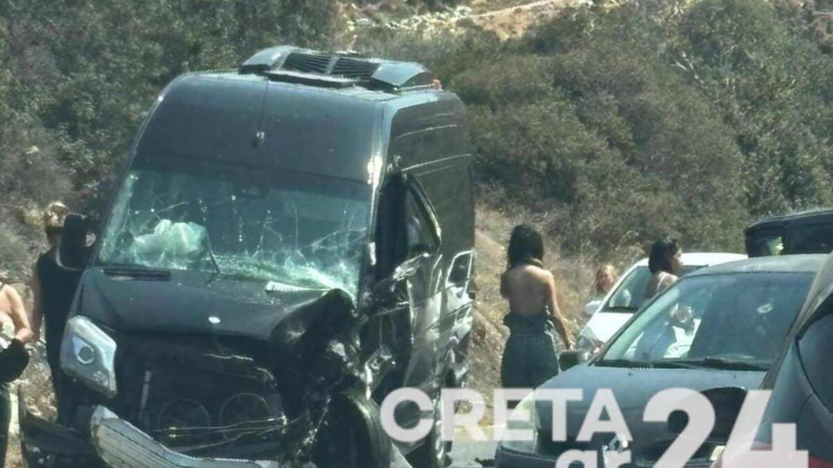 Ηράκλειο: Σφοδρή σύγκρουση δύο μίνι βαν με ένα σοβαρά τραυματία – Κυκλοφοριακή συμφόρηση στον ΒΟΑΚ