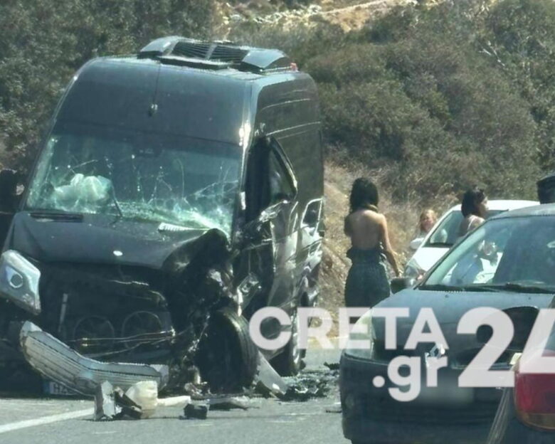 Ηράκλειο: Σφοδρή σύγκρουση δύο μίνι βαν με ένα σοβαρά τραυματία – Κυκλοφοριακή συμφόρηση στον ΒΟΑΚ