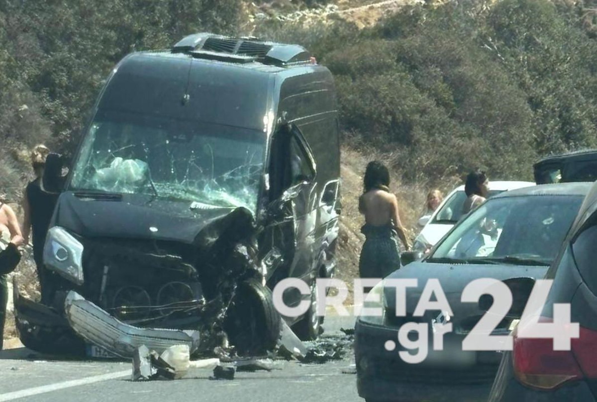 Ηράκλειο: Σφοδρή σύγκρουση δύο μίνι βαν με ένα σοβαρά τραυματία – Κυκλοφοριακή συμφόρηση στον ΒΟΑΚ