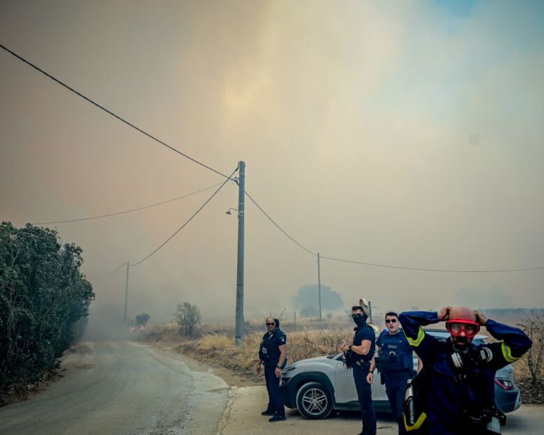 Φωτιά στην Κερατέα: Συγκλονιστικό βίντεο της ΕΛ.ΑΣ. από απεγκλωβισμούς πολιτών