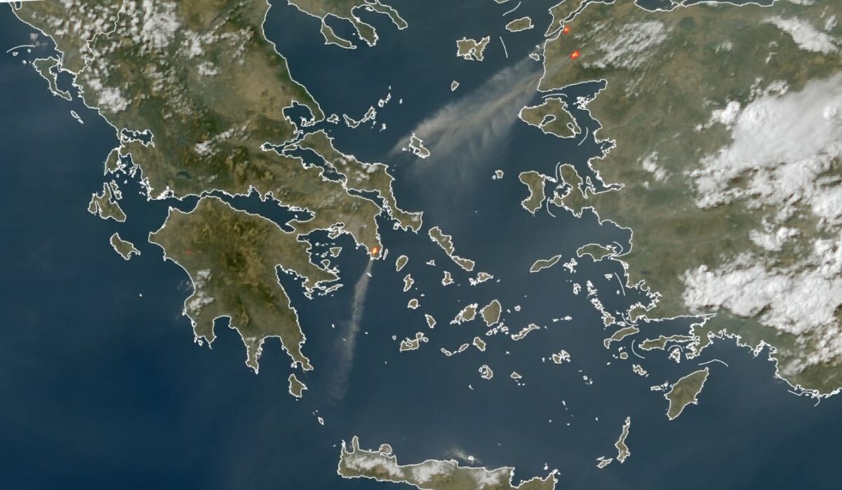 Οι καπνοί από τη φωτιά σε Κερατέα και Τουρκία έφτασαν σε Σκύρο και Αντικύθηρα