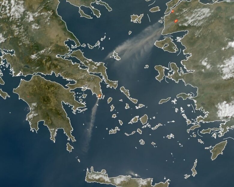 Οι καπνοί από τη φωτιά σε Κερατέα και Τουρκία έφτασαν σε Σκύρο και Αντικύθηρα