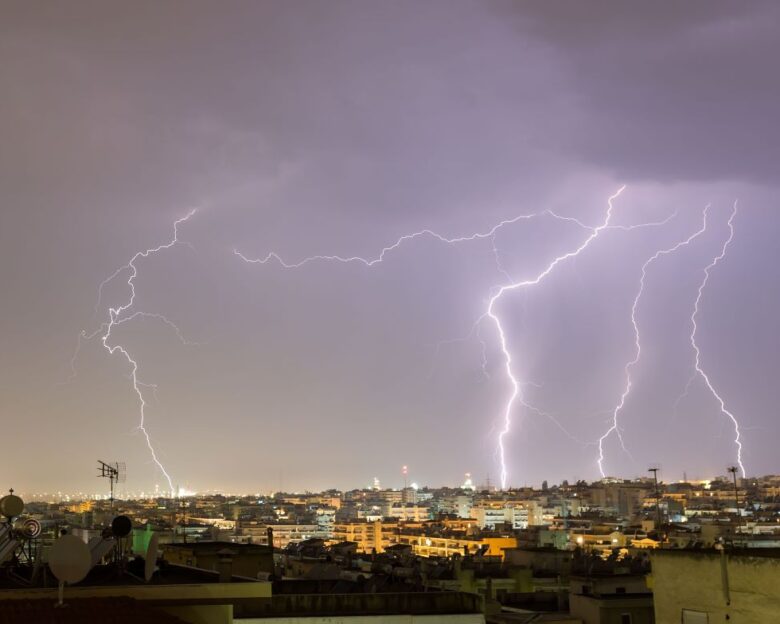 Καιρός: Έπεσαν πάνω από 5.000 κεραυνοί στα κεντρικά και βόρεια της χώρας – Περιορίζεται από την Τετάρτη η αστάθεια
