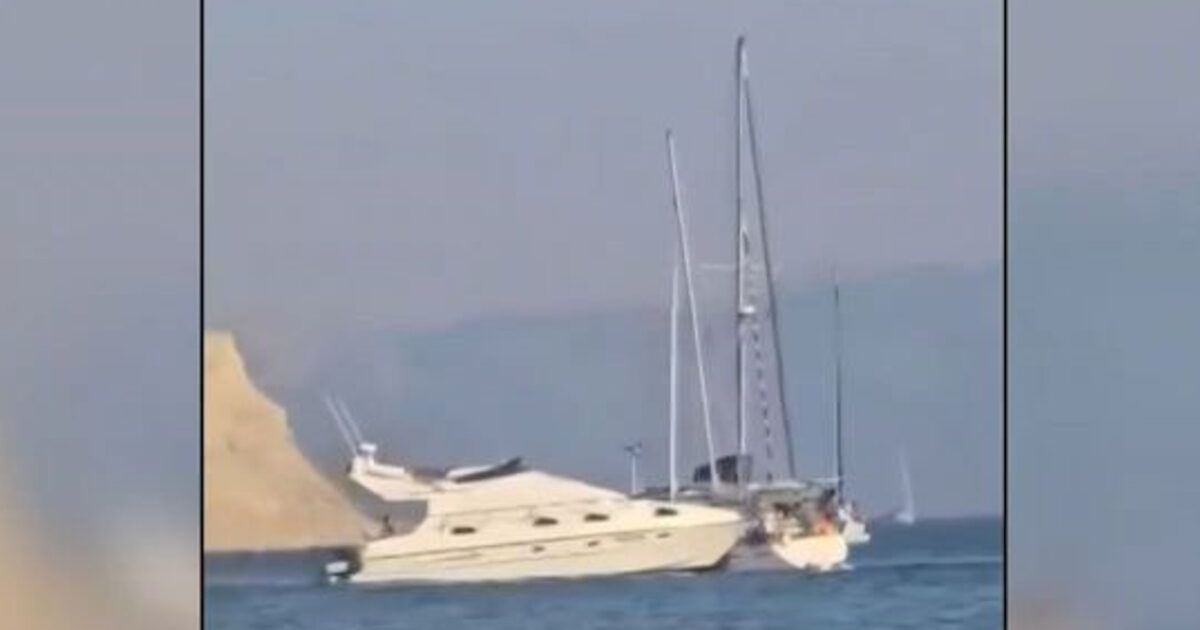 The moment of a speedboat in Corfu gets sailboats – swimmers were looking at breathtaking