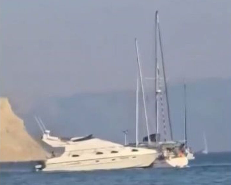 Η στιγμή που ταχύπλοο στην Κέρκυρα παίρνει σβάρνα ιστιοφόρα – Κολυμβητές κοιτούσαν με κομμένη την ανάσα