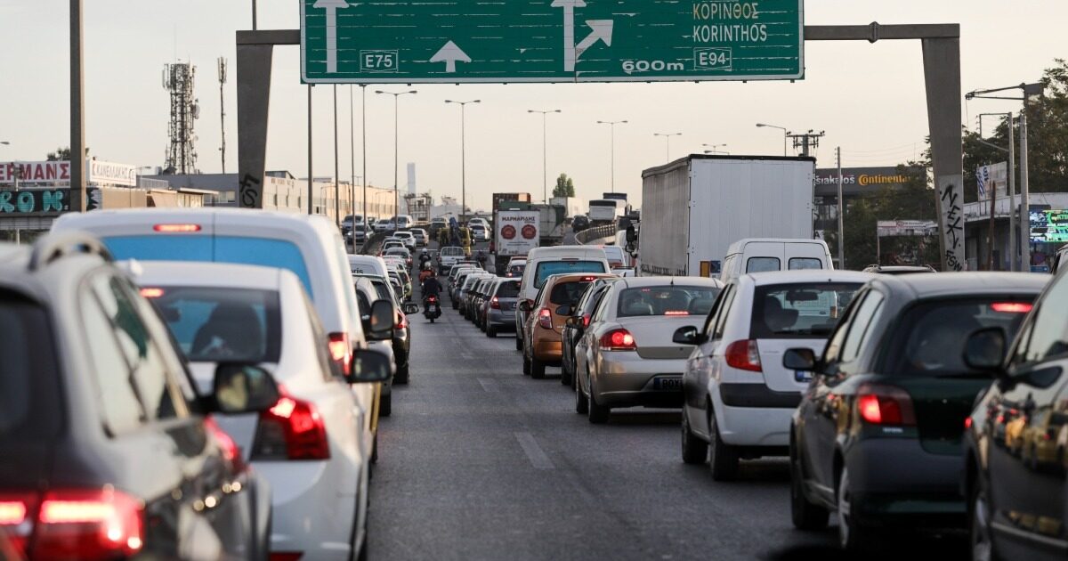 Rolling in Kifissos: car collided with a truck