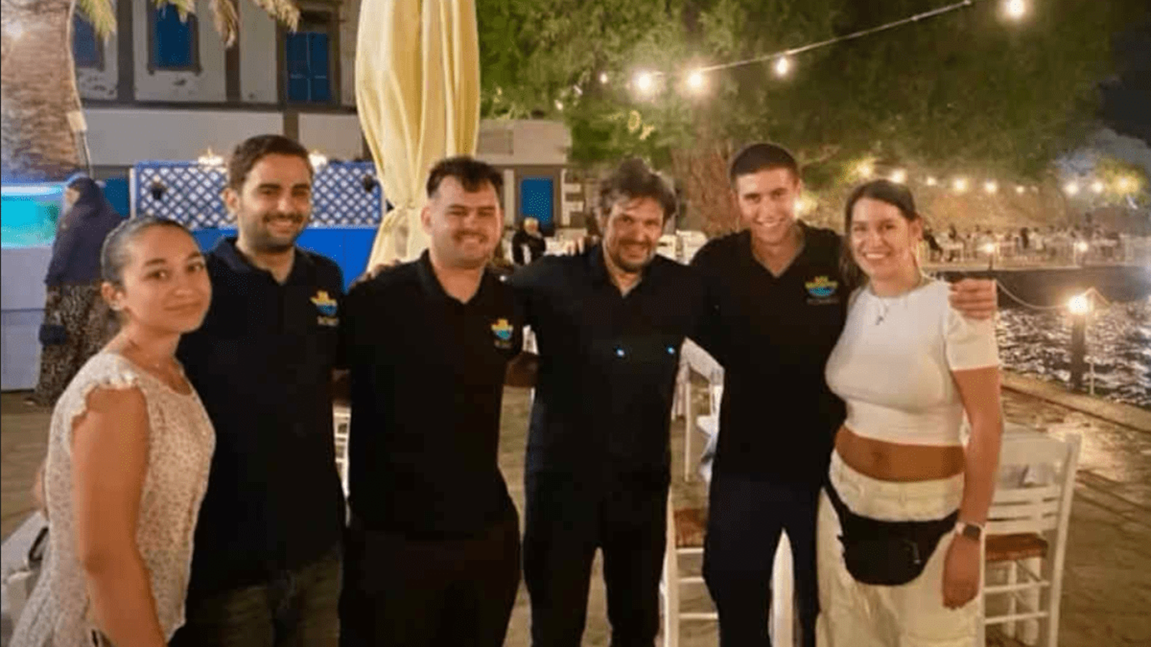 Ο Πάνος Κιάμος σε εστιατόριο της Λήμνου
