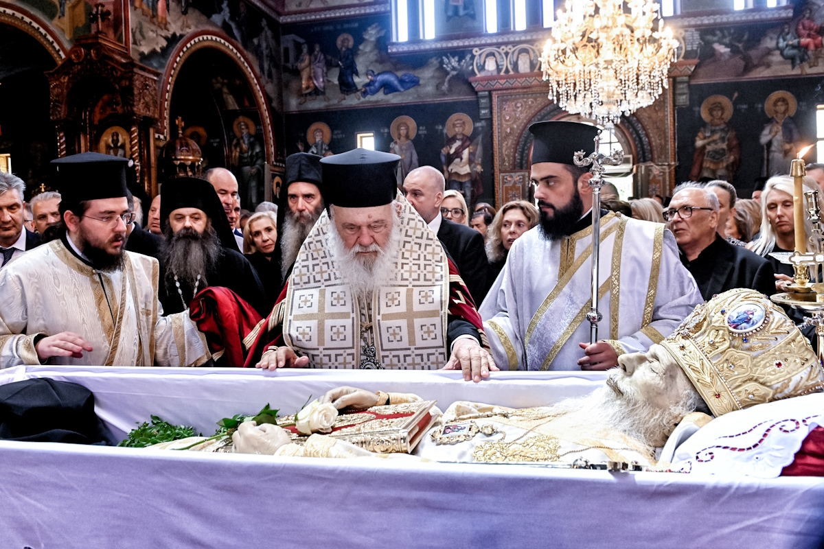 Η εξόδιος ακολουθία του μητροπολίτη Κορίνθου, Διονυσίου 
