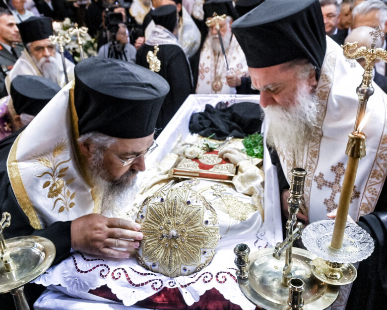 Χοροστατούντος του Αρχιεπισκόπου Ιερώνυμου η εξόδιος ακολουθία του μητροπολίτη Κορίνθου – «Καλό παράδεισο, πάτερ Διονύσιε»