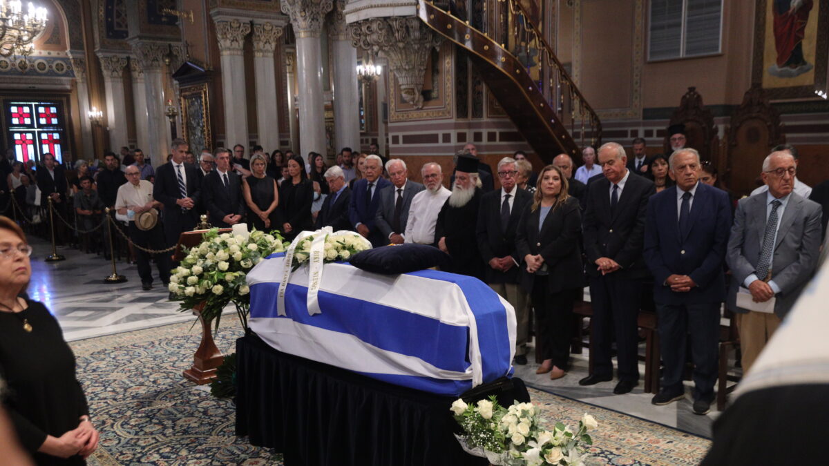 Πλήθος κόσμου στην κηδεία του Κώστα Πυλαρινού