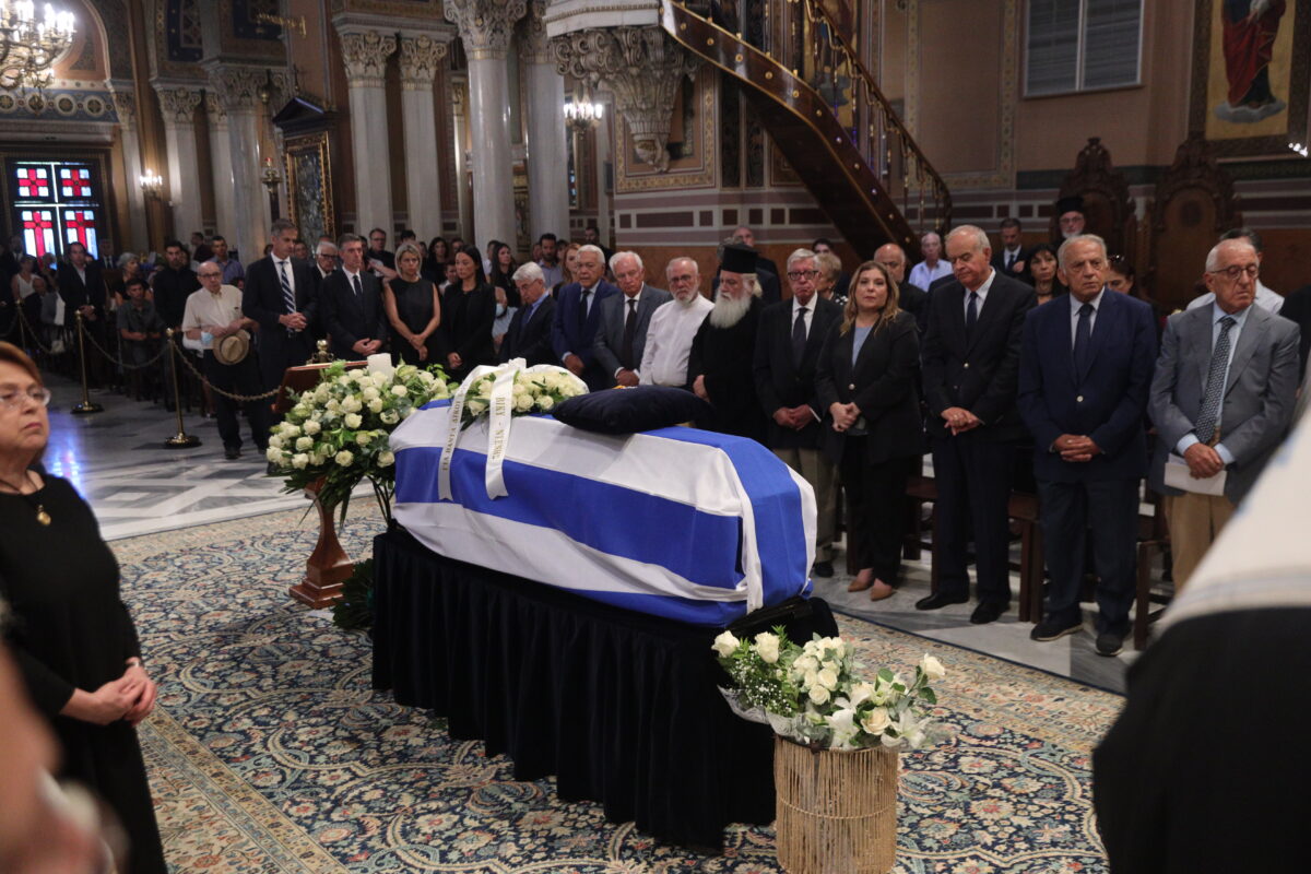 Πλήθος κόσμου στην κηδεία του Κώστα Πυλαρινού