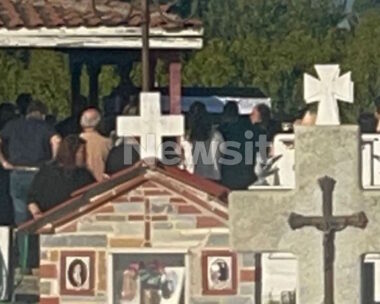 Σε κλίμα οδύνης η κηδεία του 72χρονου που δολοφονήθηκε από τον 76χρονο συγχωριανό του στη Σκύδρα