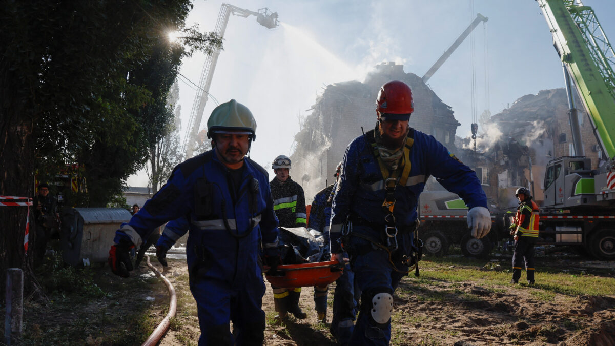 Τραυματίας μεταφέρεται μετά τους βομβαρδισμούς