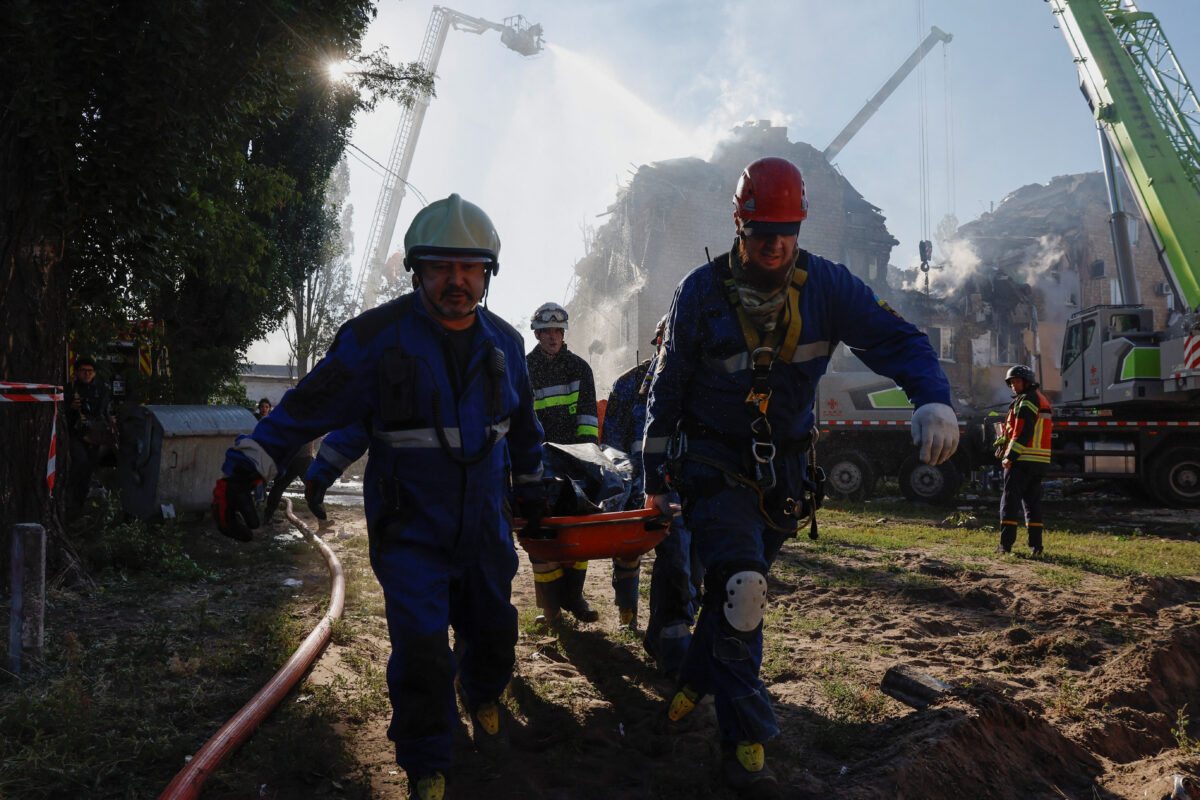 Τραυματίας μεταφέρεται μετά τους βομβαρδισμούς