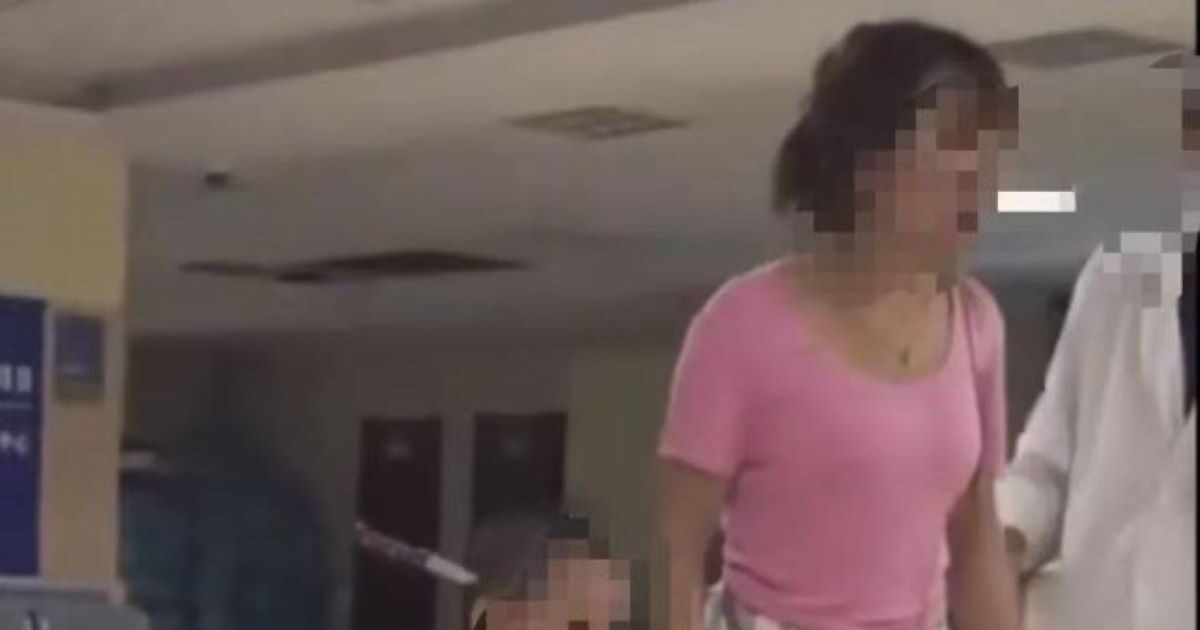 China: Three -year -old baby girl walks with a knife nailed to his head – video documentary
