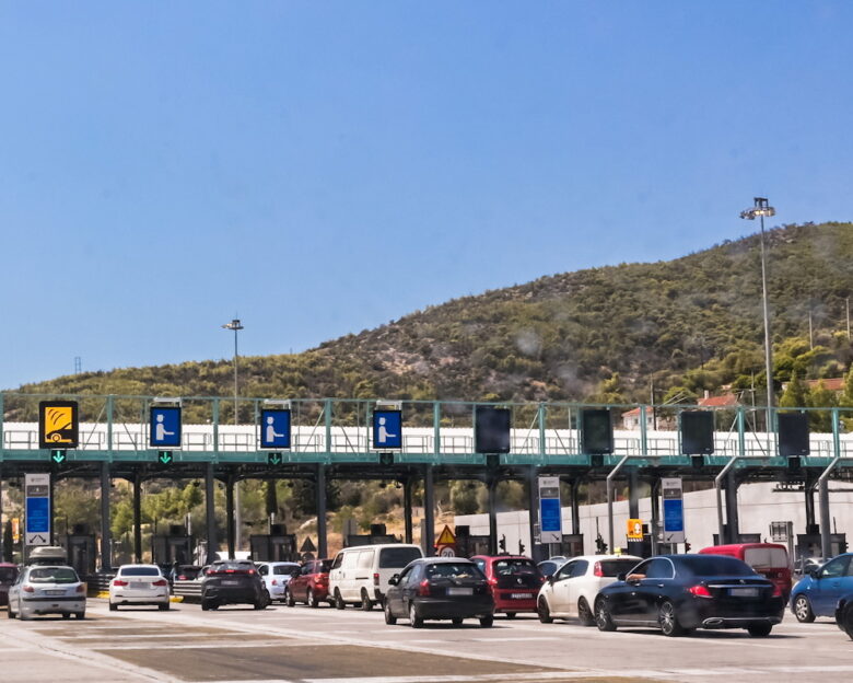 Επιστρέφουν σταδιακά οι αδειούχοι του Αυγούστου: Κίνηση στα Μέγαρα και στα διόδια Ελευσίνας στο ρεύμα προς Αθήνα